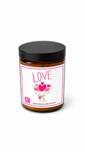 Vela Love artesanal de 300 g con delicioso aroma a bizcocho. Elaborada con cera de soja y presentada en frasco de cristal ámbar. 55–60 horas.