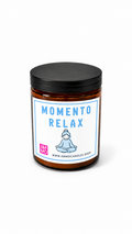 Vela Momento Relax de 300 g con aroma Lino Fresco. Una fragancia limpia y delicada que recuerda a la ropa recién lavada. Elaborada con cera de soja.